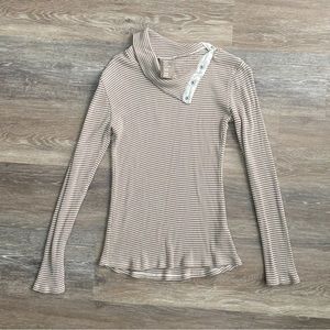 Long sleeved convertible neck top.